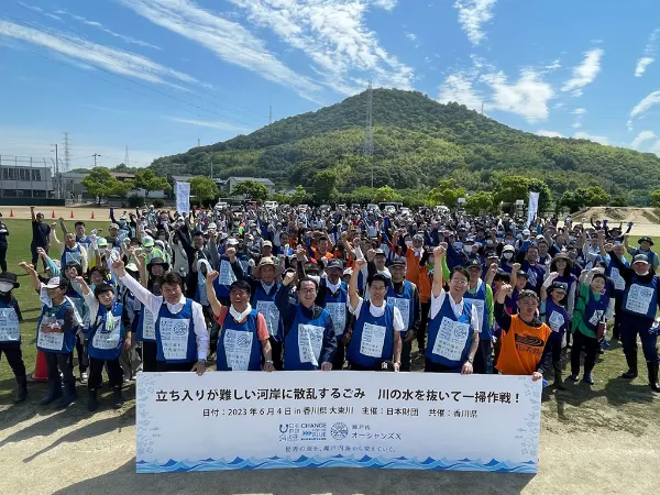 アクセスが難しい川岸に散乱するごみ 約2トン 川の水を抜いて効率的に一掃!