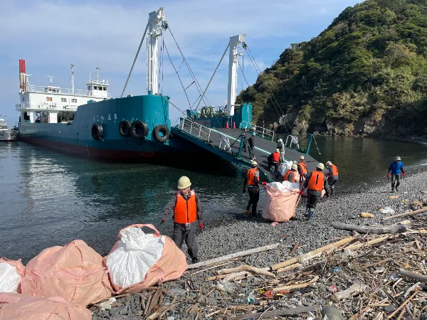 宇和海に点在する立入困難海岸で漂着ごみを効率的に回収 上陸母船による巡回回収事業の技術検証を実施!