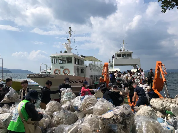 アクセス困難海岸に着岸できるフェリーを活用。岡山、香川の離島海岸清掃を実施しました!