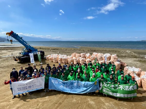 専門的なボランティアによる戦略的清掃活動 海岸構造物の間に散乱する大量のごみ一掃作戦を実施!