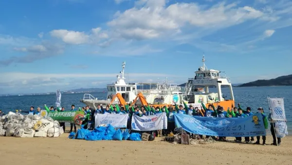 上陸用舟艇を活用し、離島の海岸漂着ごみを一掃 「丸亀市広島アクセス困難海岸の漂着ごみ回収作戦!」 を開催